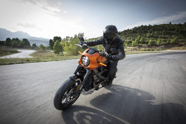 Nueva normativa: guantes obligatorios para llevar la moto