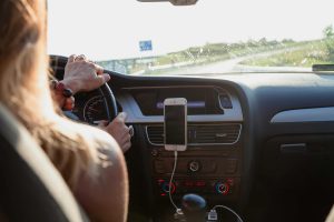 Mujer conduciendo coche