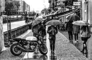 conducir moto bajo la lluvia
