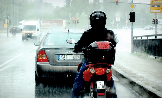 Cómo evitar que tu ropa se moje cuando vas en moto