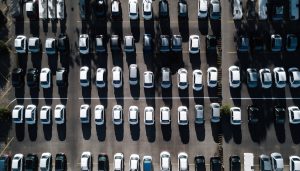 abundancia autos estacionamiento abarrotado generado ia