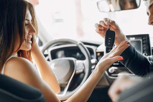Hombre dando llaves de coche a mujer