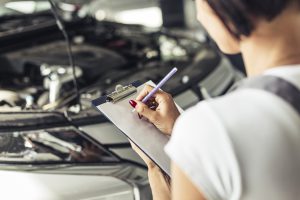 Mujer apuntando resultado de ITV en una libreta