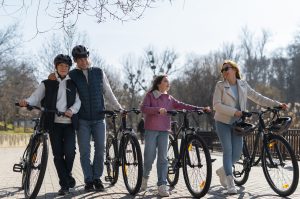 Familia de cuatro miembros con bicicletas