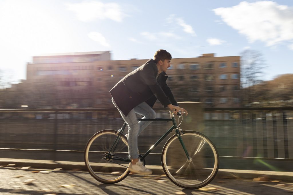 Hombre cruzando puente en bicicleta