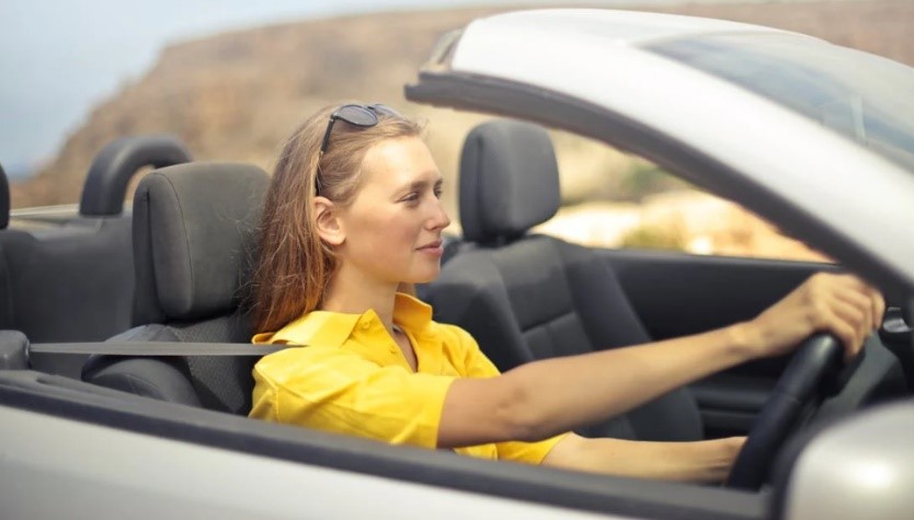 Mujer conduciendo