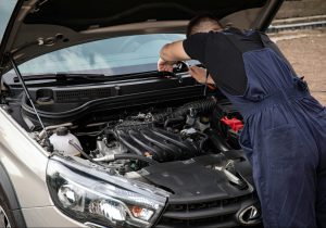 hombre reparando coche min scaled e1721989300557