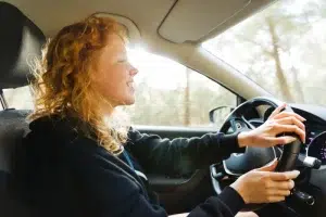 mujer conduciendo coche
